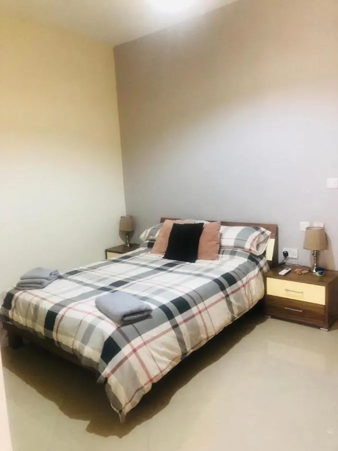 Ewa Apt - 3-Bed Near Sliema - St Julians Seafront Apartment